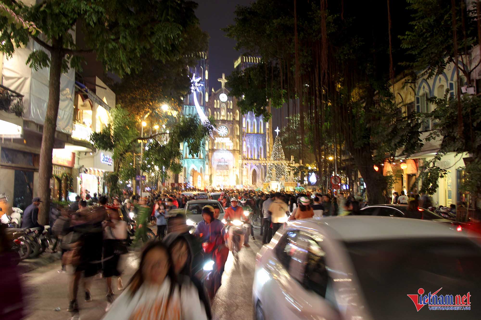 Nghìn người đi chơi Noel sớm, phố Hà Nội tắc cứng Nghìn người đi chơi Noel sớm, phố Hà Nội tắc cứng